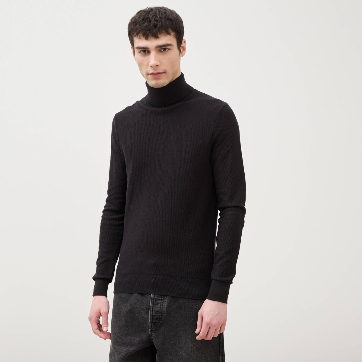 Pull fin col montant manches longues noir homme