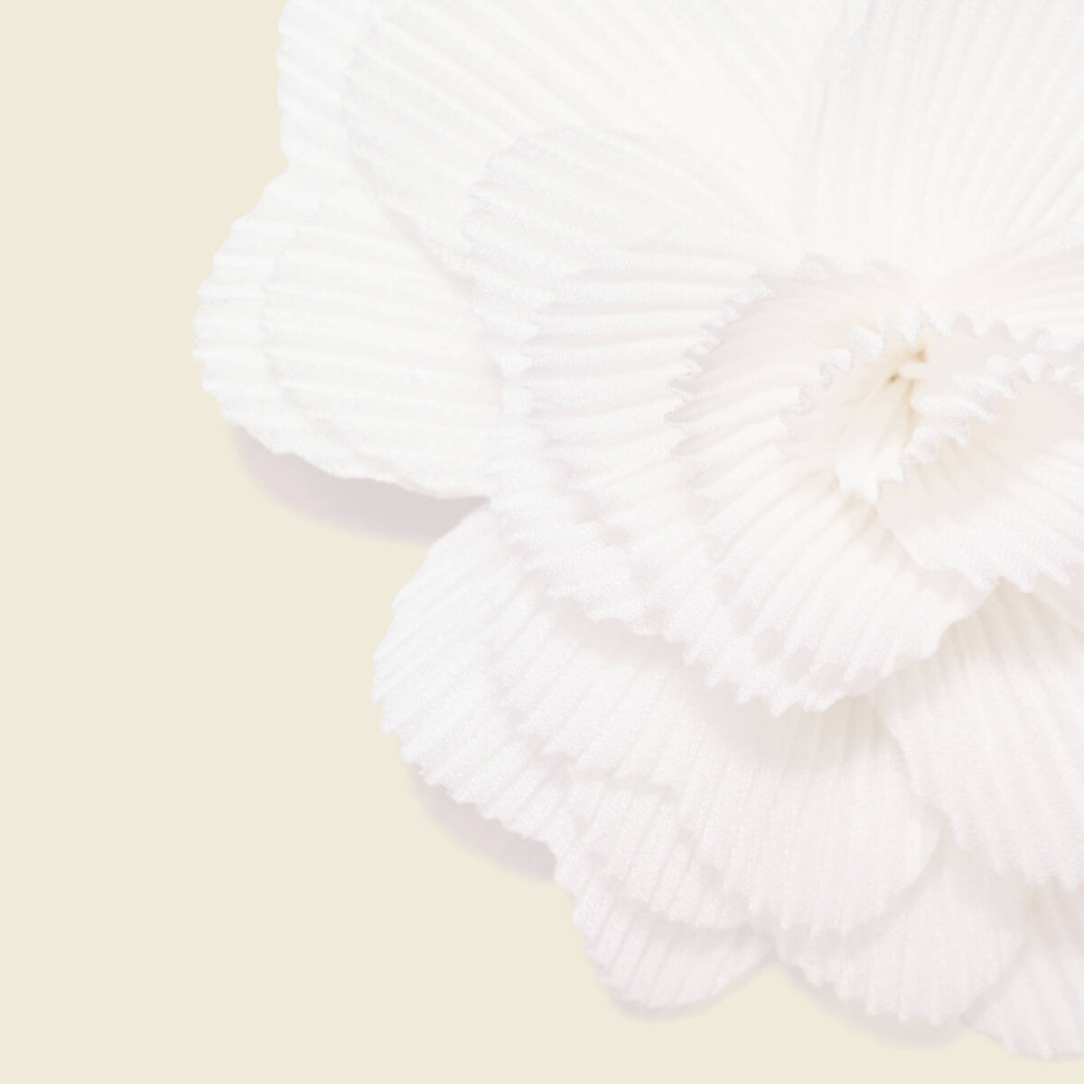 Broche fleur plissée ecru femme