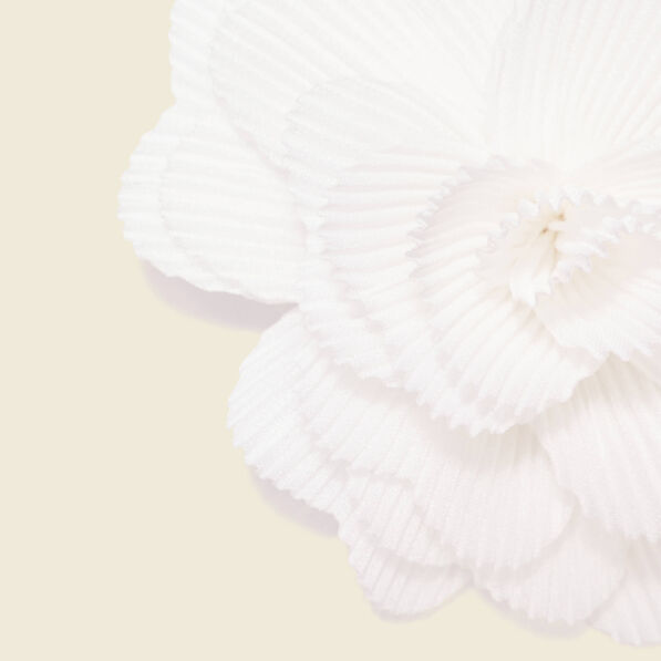 Broche fleur plissée ecru femme