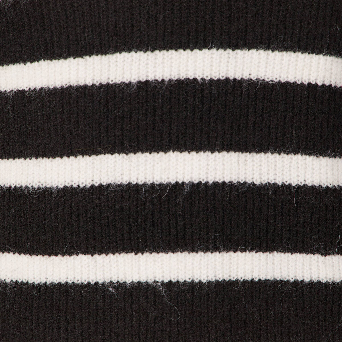 Pull droit court sans manches col v noir femme