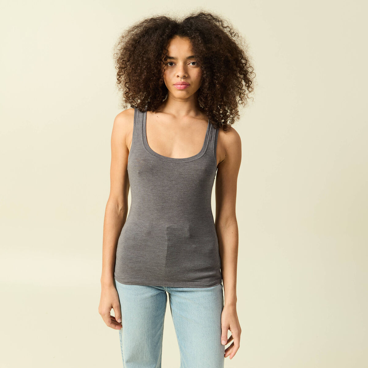 D&eacute;bardeur cintr&eacute; d&eacute;collet&eacute; sans manches gris fonc&eacute; femme