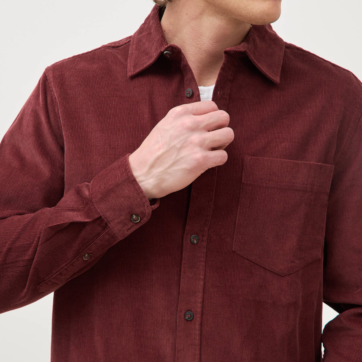 Chemise col classique en velours bordeaux homme