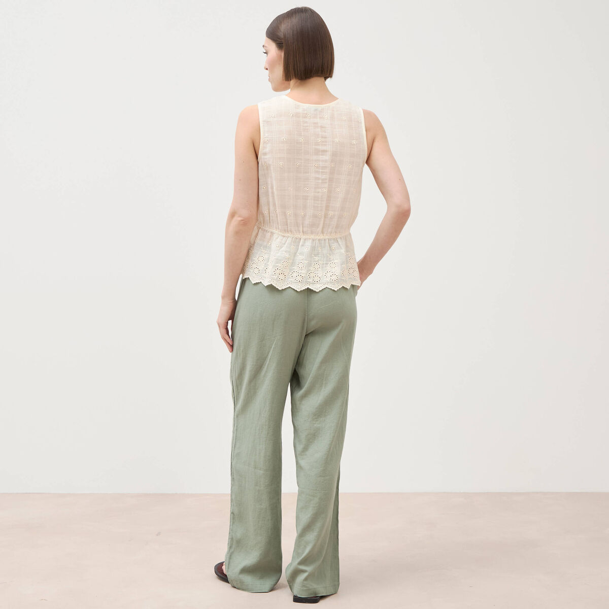 Top col v sans manches en coton creme femme