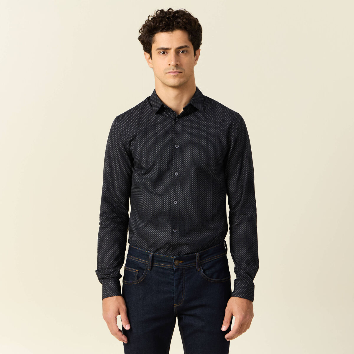 Chemise cintr&eacute;e en coton manches longues noir homme