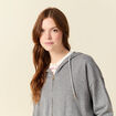Gilet droit court &agrave; capuche gris clair femme