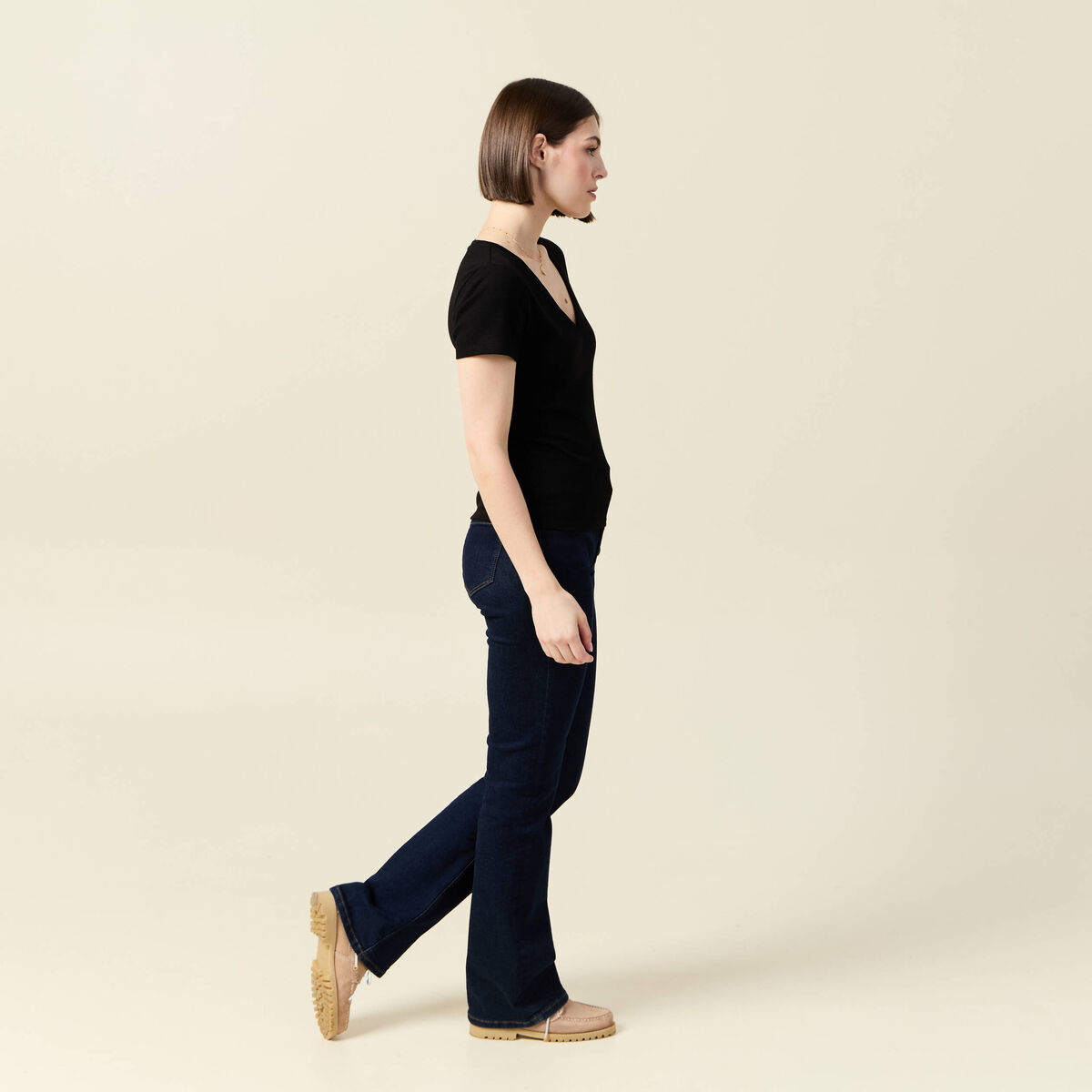 Short ajusté col V manches courtes noir femme