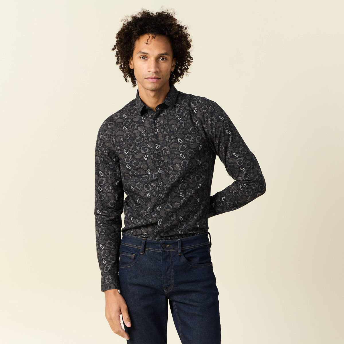 Chemise cintr&eacute;e en coton manches longues noir homme