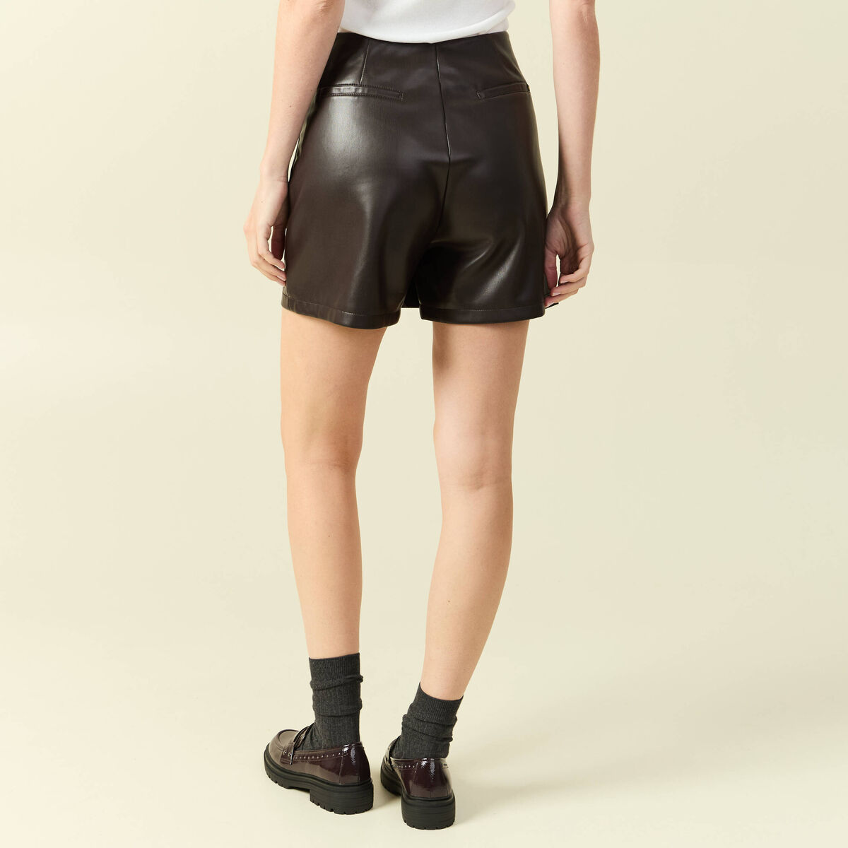 Jupe-short en similicuir doubl&eacute;e marron fonc&eacute; femme