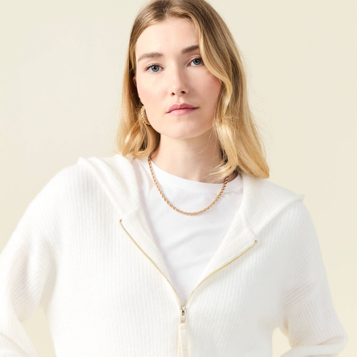 Gilet manches longues capuche ecru femme