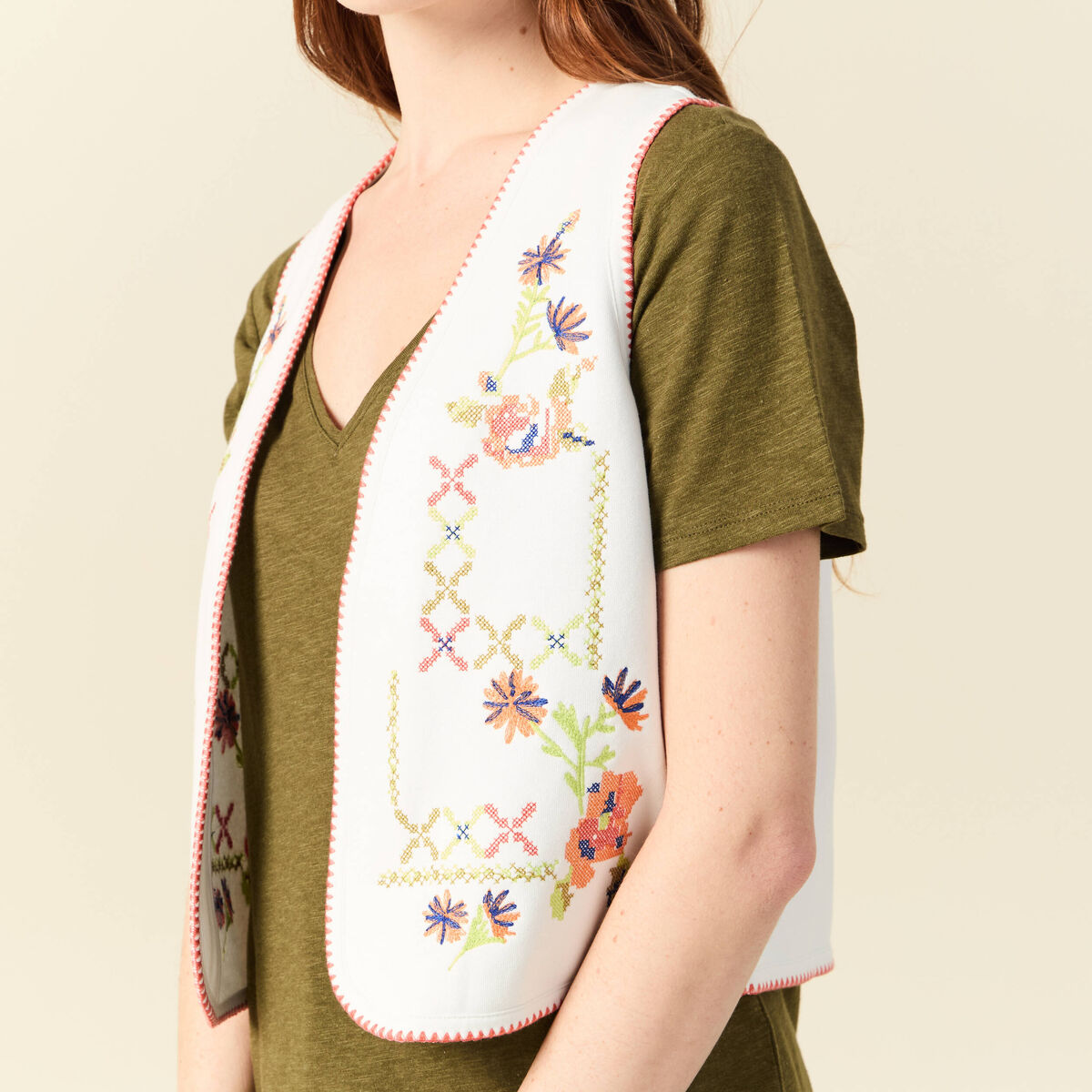Cardigan droit court brod&eacute; sans manches ecru femme