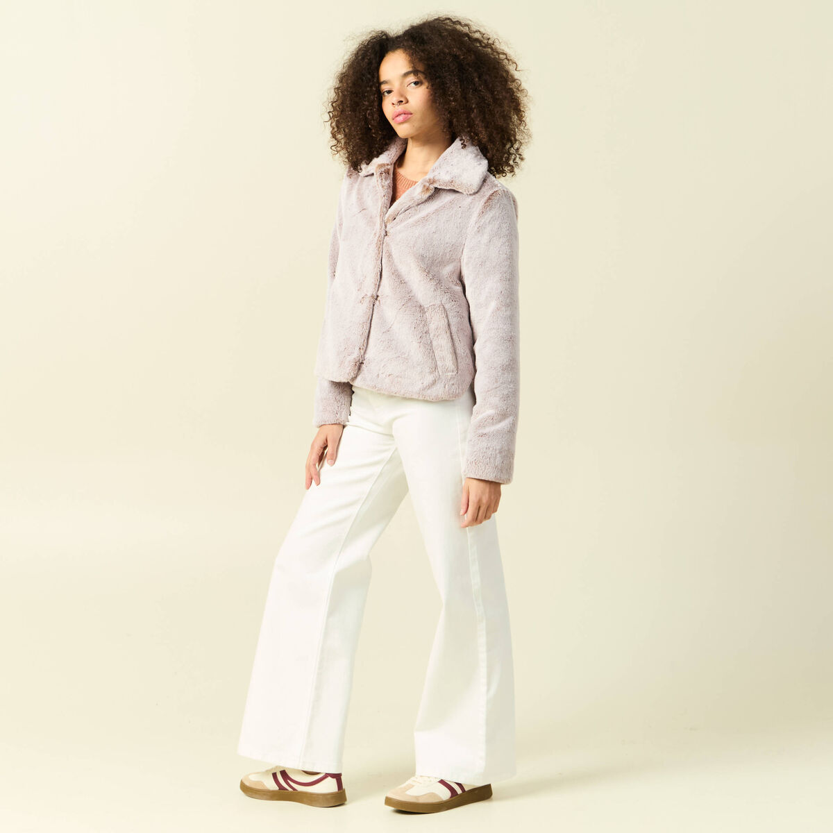Manteau droit court col classique beige femme