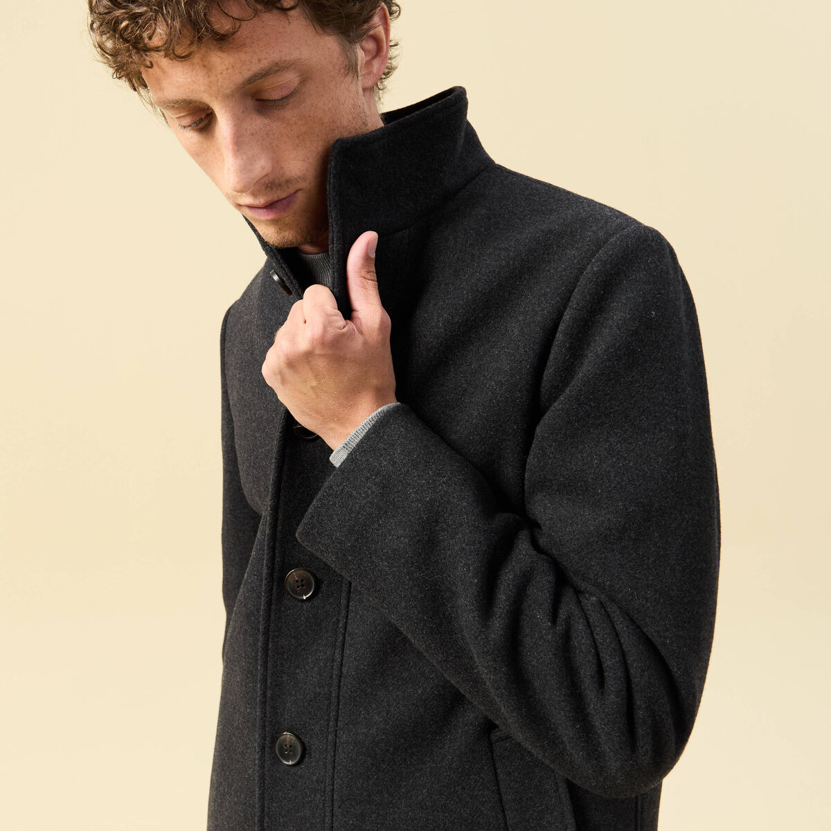 Manteau droit court col montant gris fonc&eacute; homme