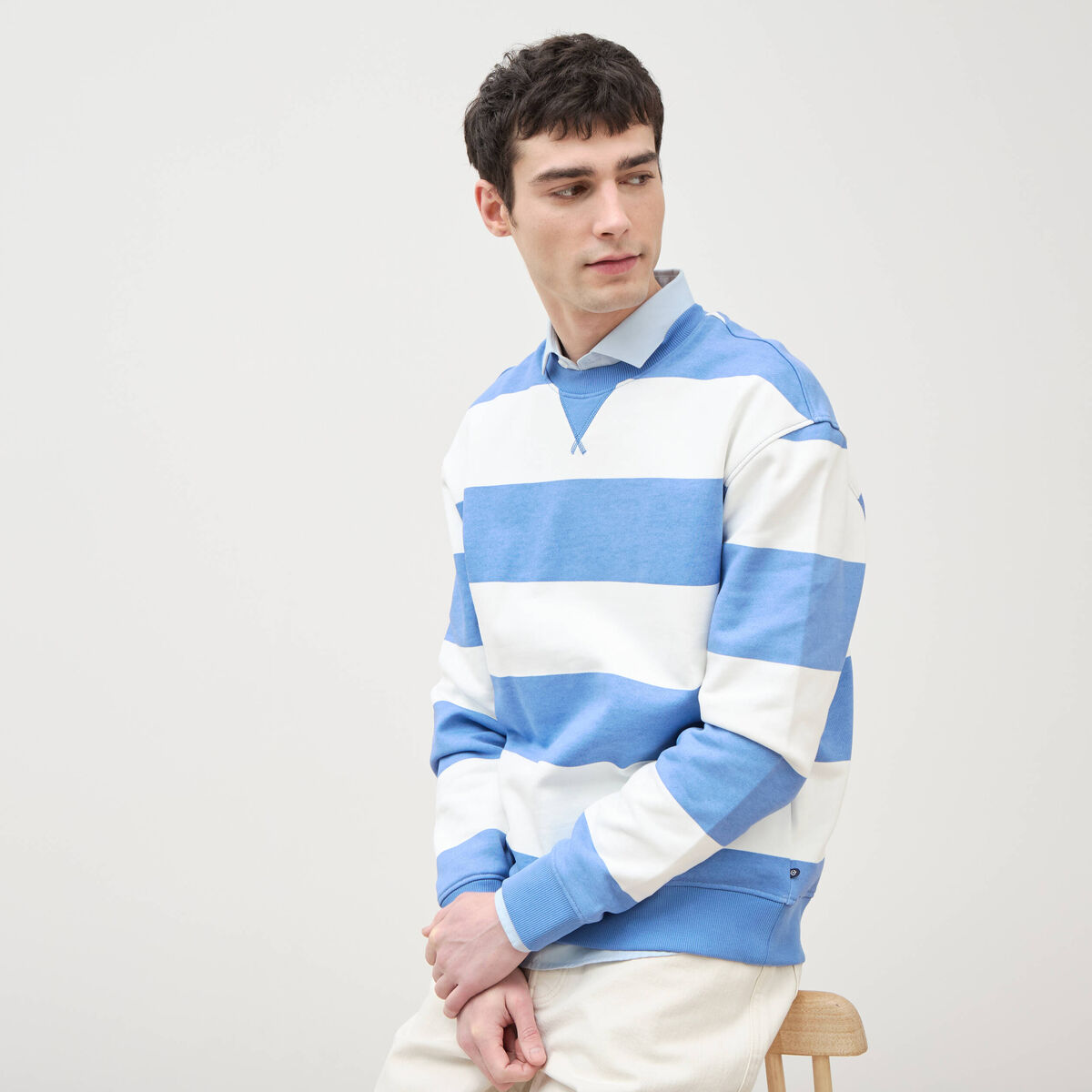 Sweat ray&eacute; col rond manches longues bleu violet homme