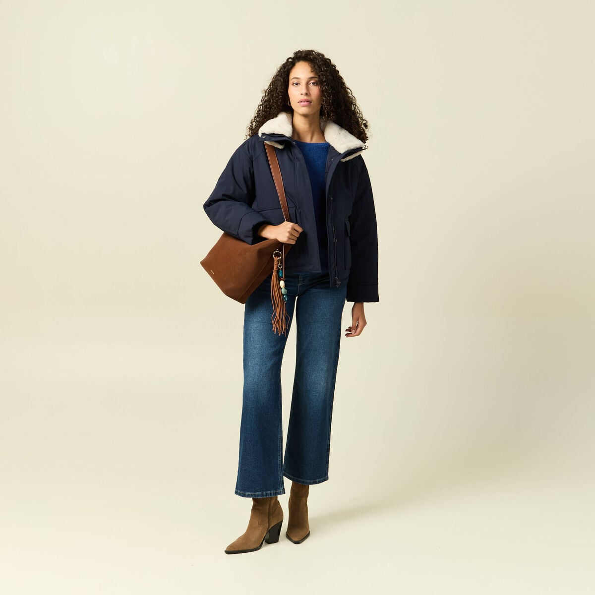Veste droite courte col classique bleu fonc&eacute; femme