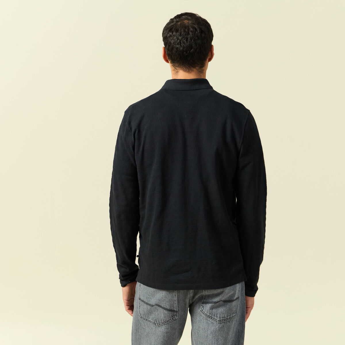 Polo cintr&eacute; manches longues en coton noir homme