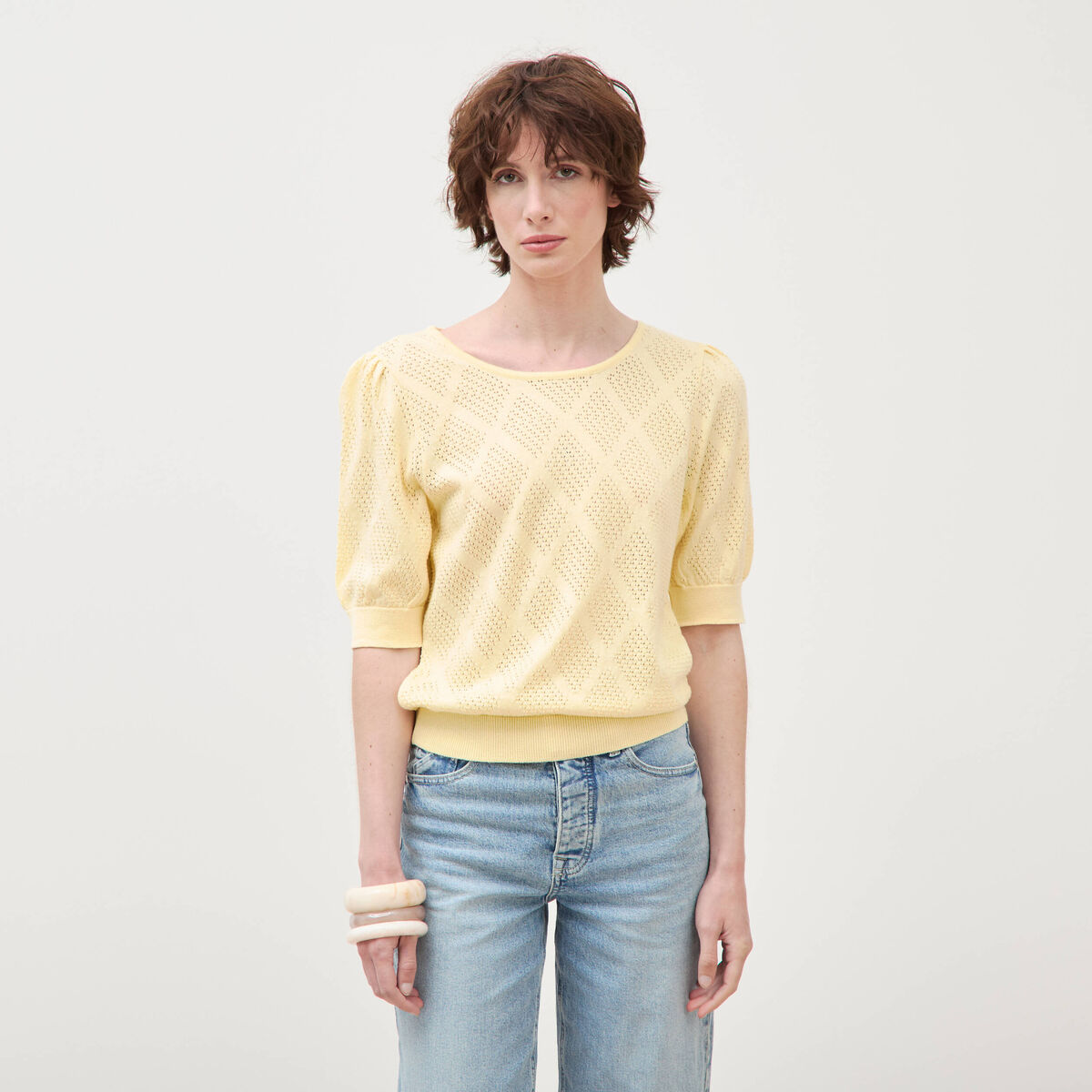 Pull ajour&eacute; droit court manches courtes jaune clair femme