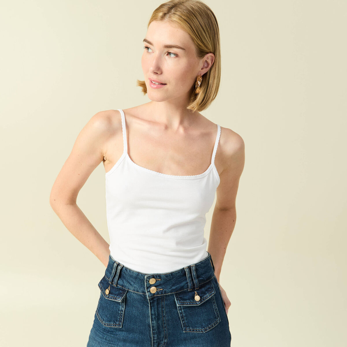 D&eacute;bardeur cintr&eacute; d&eacute;collet&eacute; bretelles blanc femme