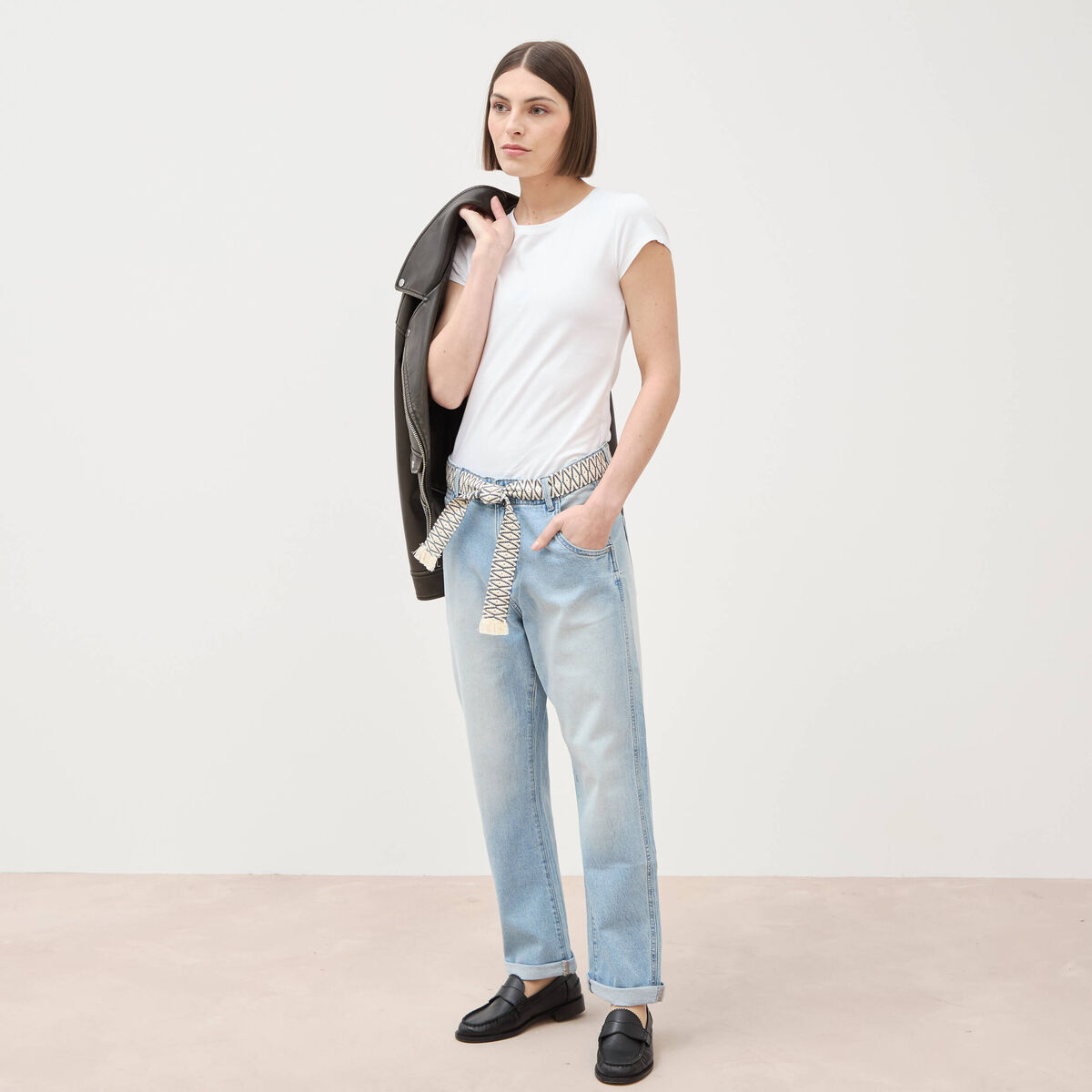 Jeans boyfriend ceintur&eacute; denim bleach femme