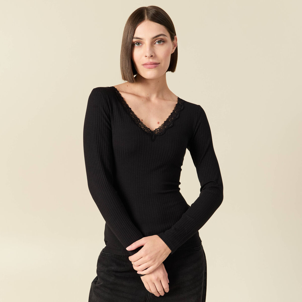 T-shirt cintr&eacute; col v dentelle noir femme