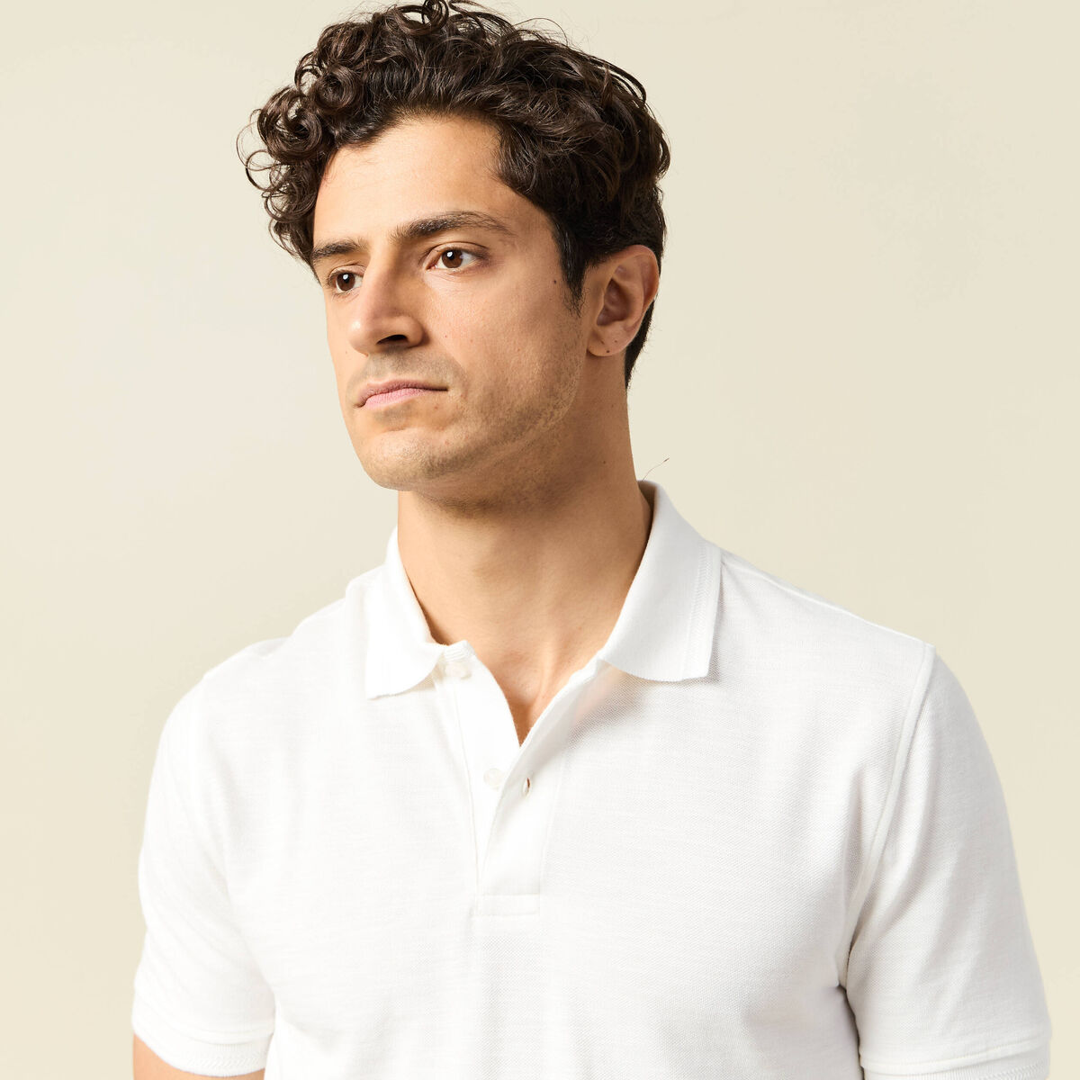 Polo cintr&eacute; manches courtes en coton ecru homme