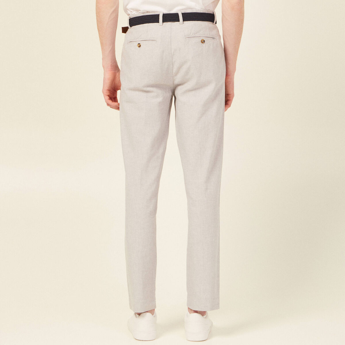 Pantalon chino longueur 32 avec ceinture gris fonc&eacute; homme