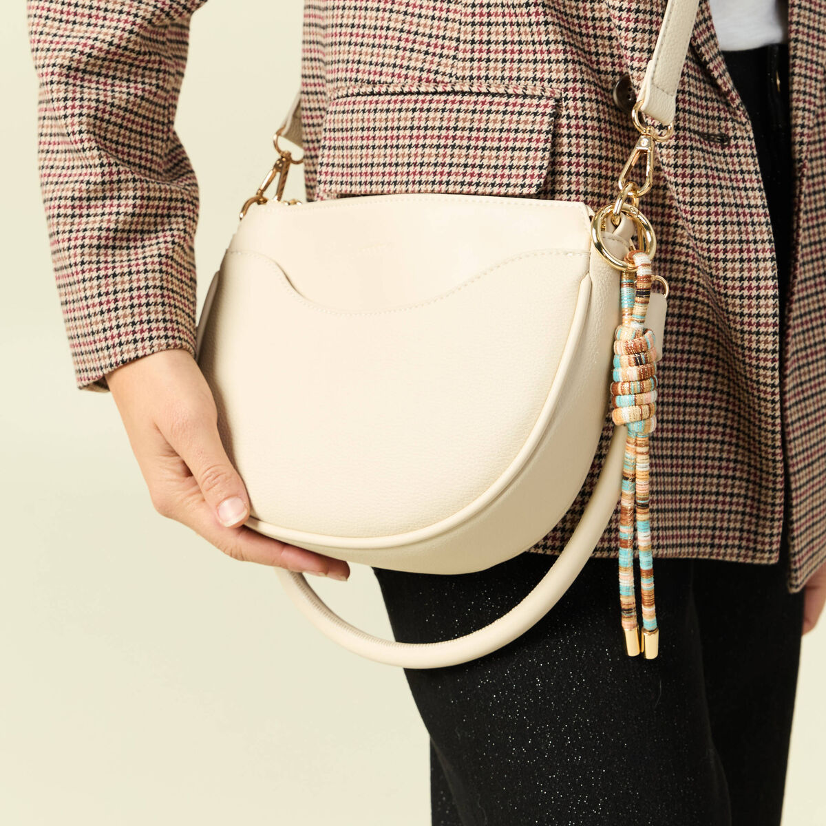 Sac demi-lune &agrave; bandouli&egrave;re ivoire femme