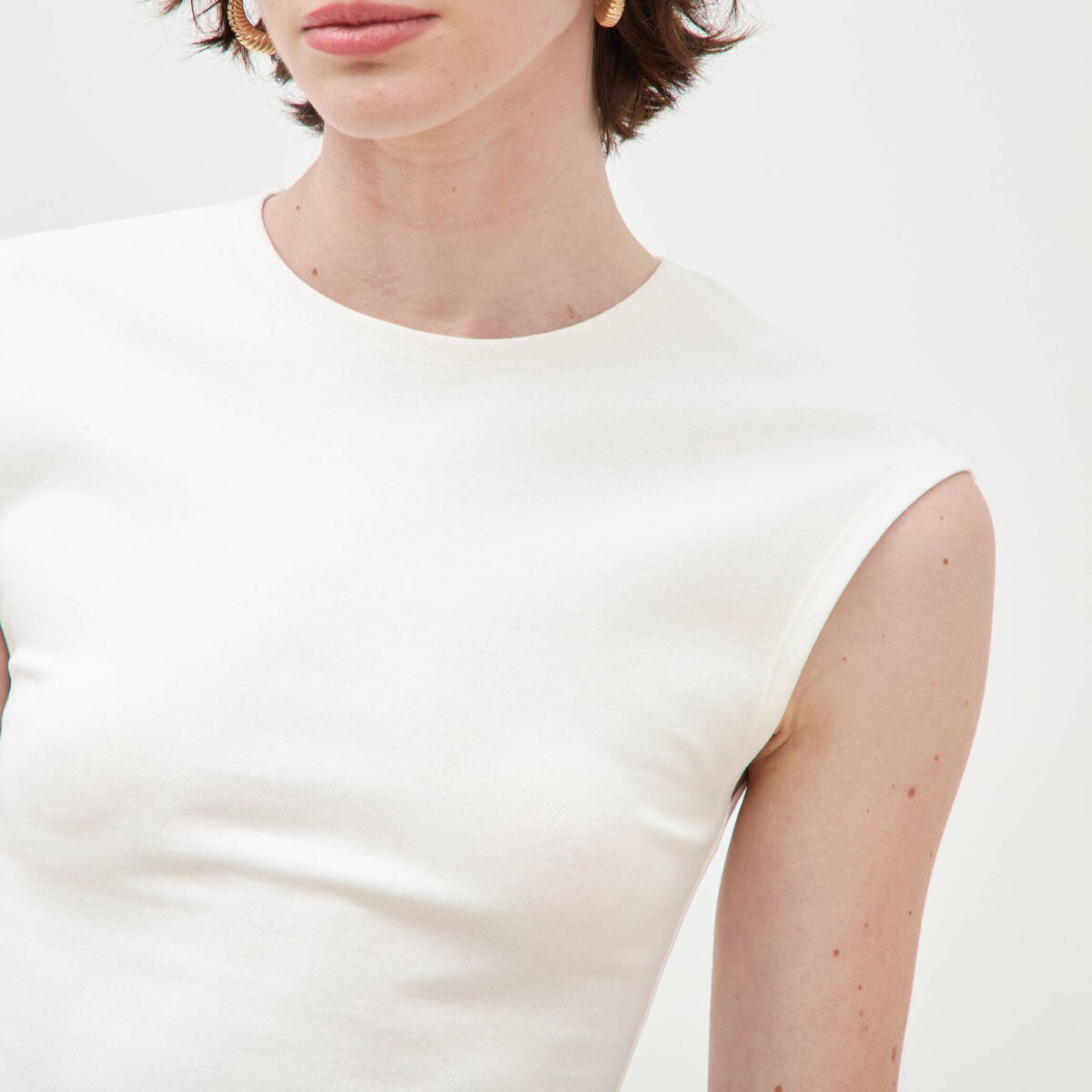 T-shirt ajust&eacute; col rond sans manches blanc femme