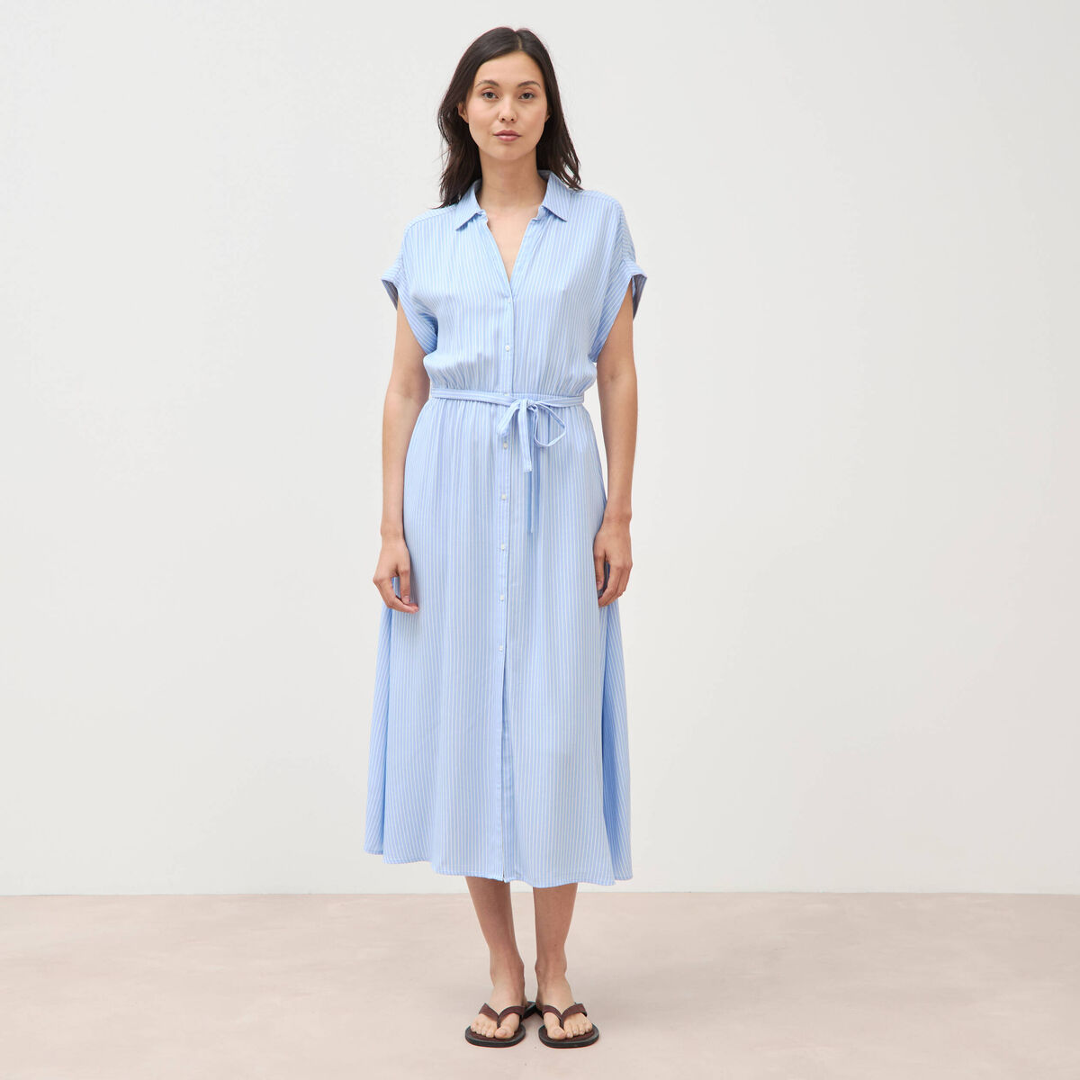 Robe longue &eacute;vas&eacute;e ceintur&eacute;e bleu clair femme