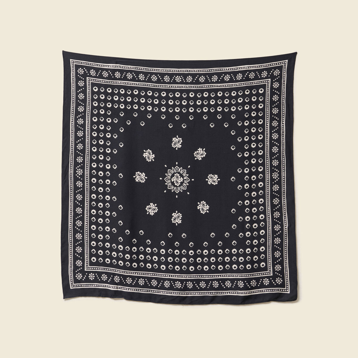Foulard satin&eacute; noir homme