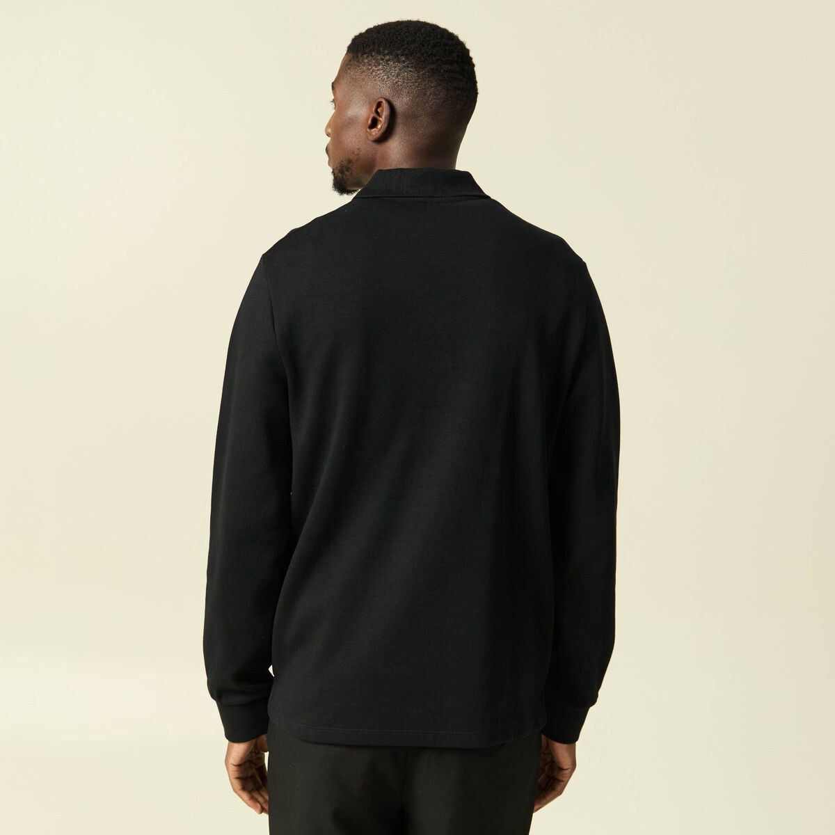 Polo cintr&eacute; manches longues en coton noir homme