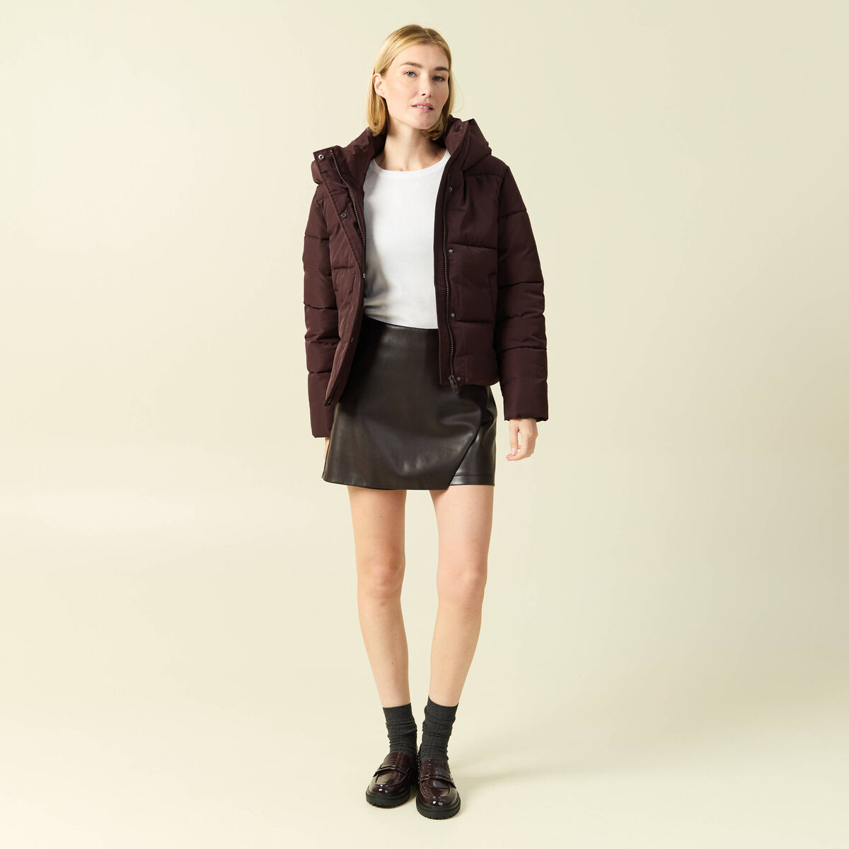 Jupe-short en similicuir doubl&eacute;e marron fonc&eacute; femme