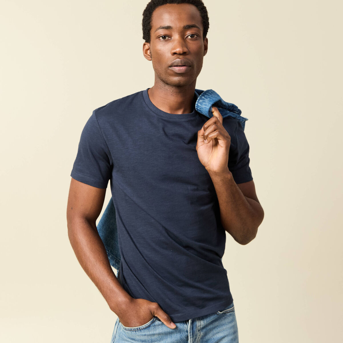 T-shirt ajust&eacute; col rond manches courtes bleu marine homme