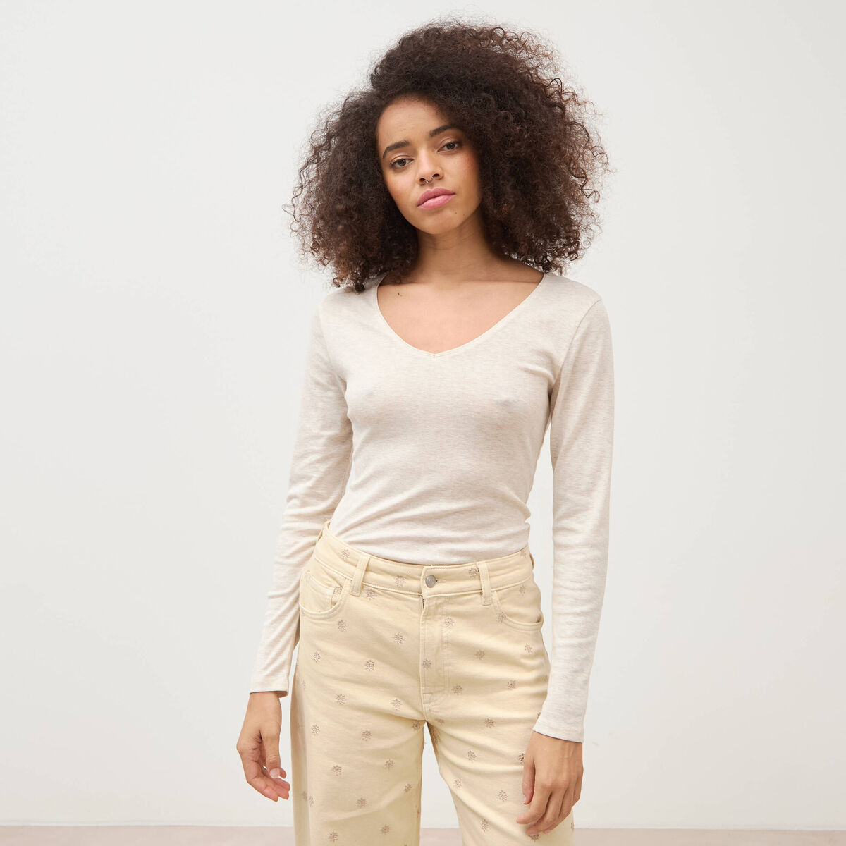 T-shirt cintr&eacute; col v manches longues beige femme