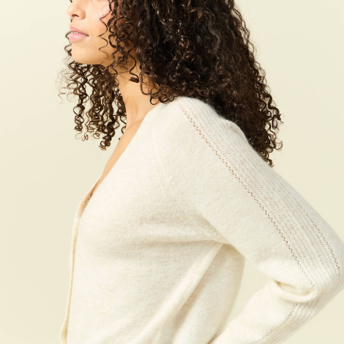 Gilet ajour&eacute; col V manches longues creme femme