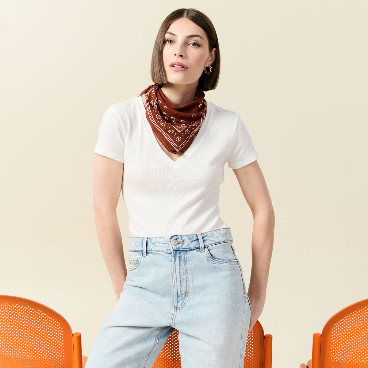 T-shirt ajust&eacute; col V manches courtes ecru femme