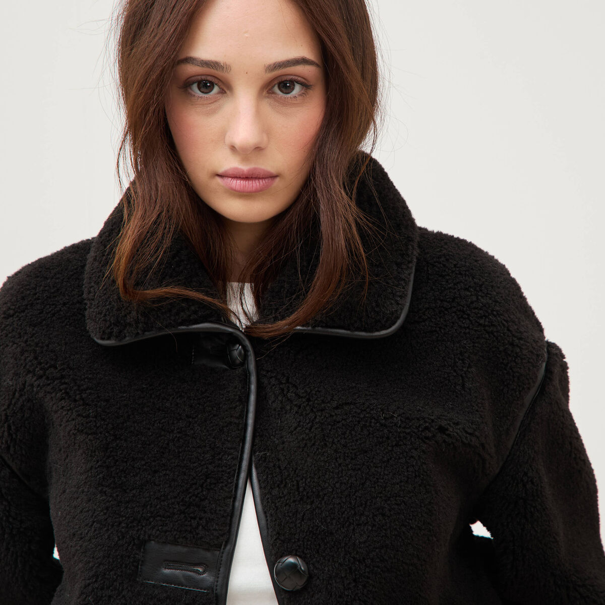 Manteau court oversize sherpa noir femme