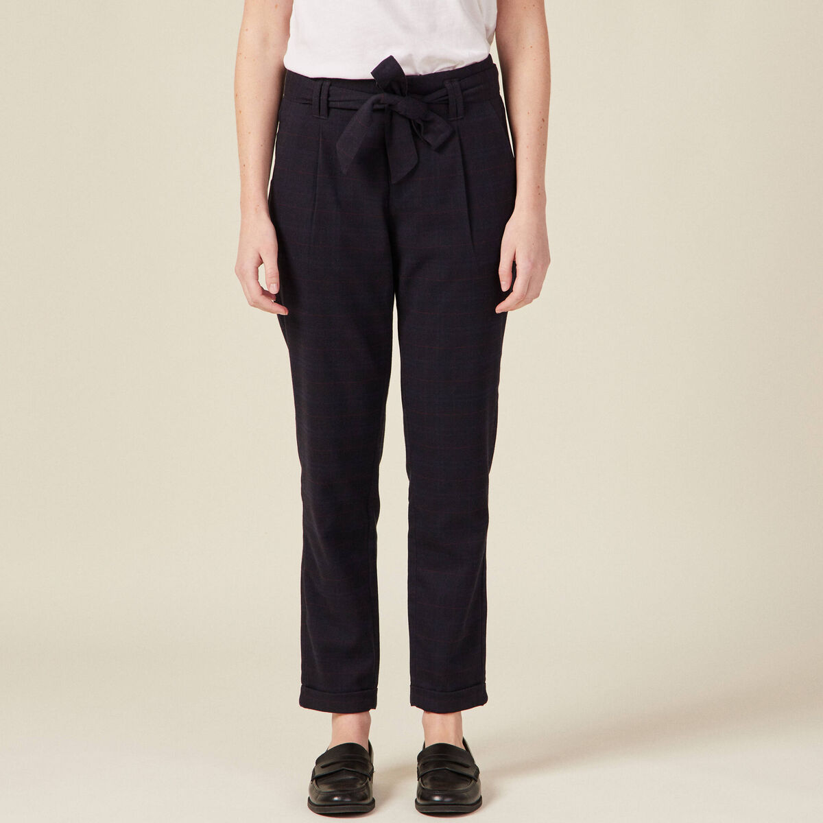 Pantalon carotte ceintur&eacute; bleu marine femme