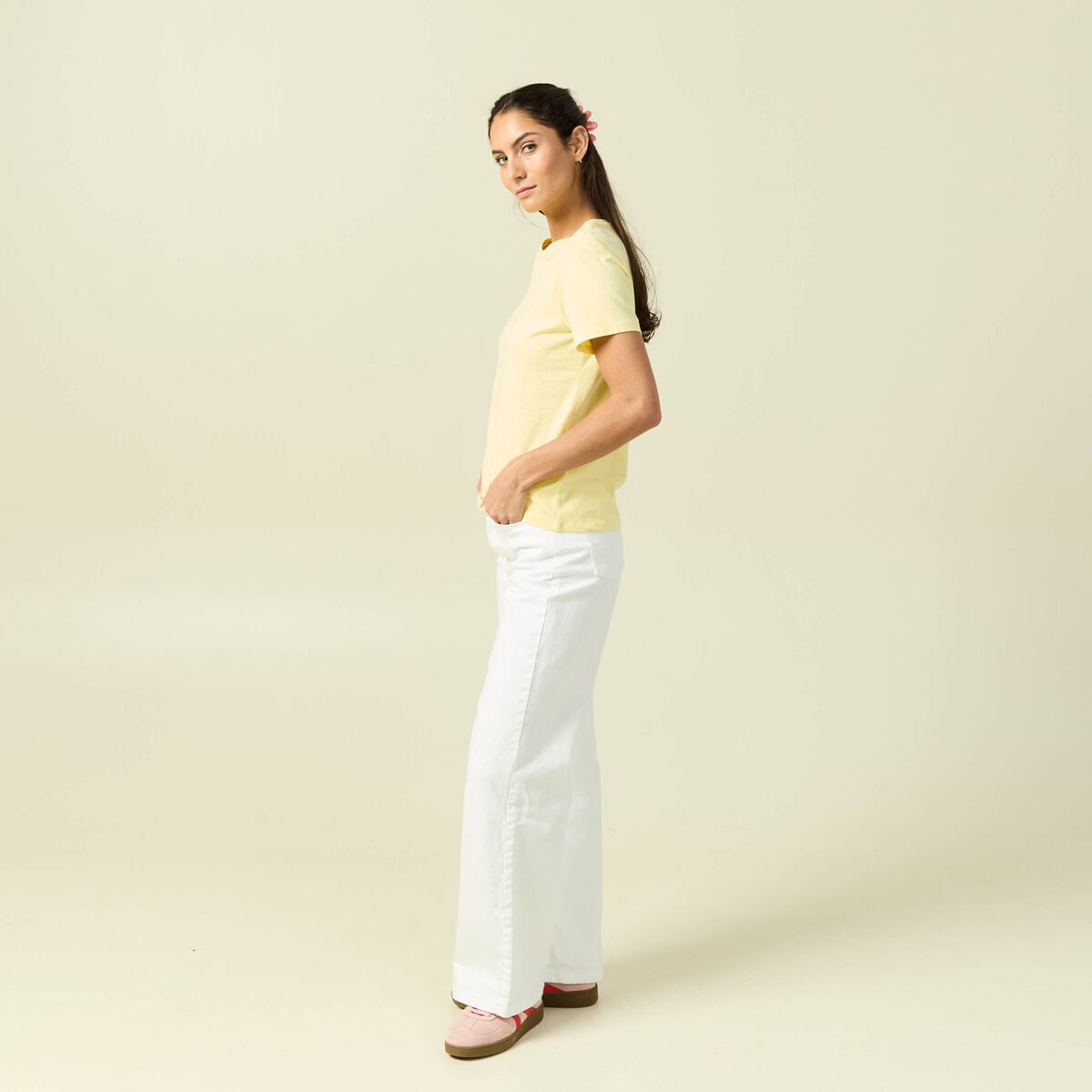 T-shirt cintr&eacute; col rond manches courtes jaune pastel femme