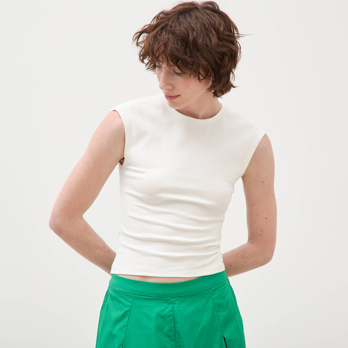 T-shirt ajust&eacute; col rond sans manches blanc femme