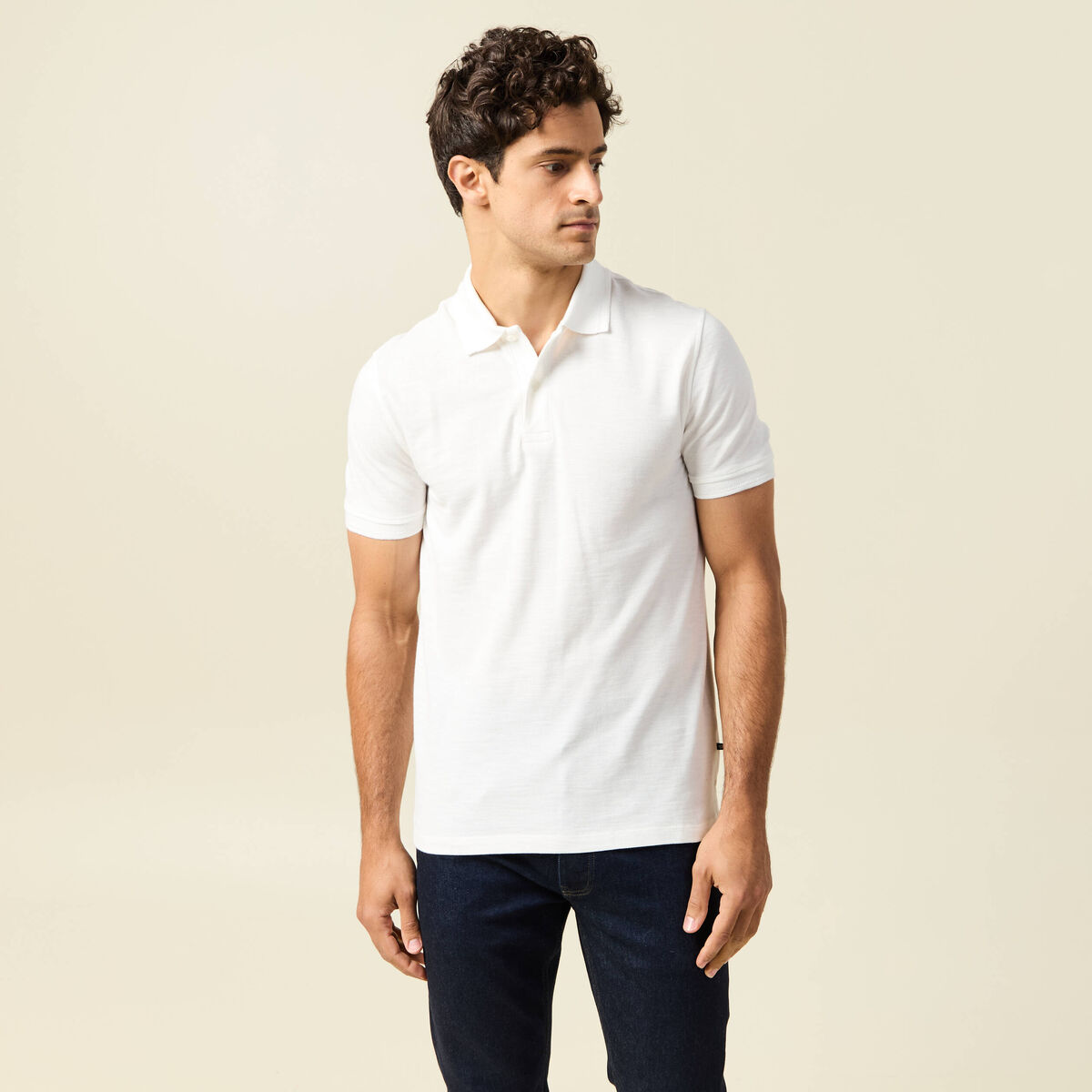 Polo cintr&eacute; manches courtes en coton ecru homme