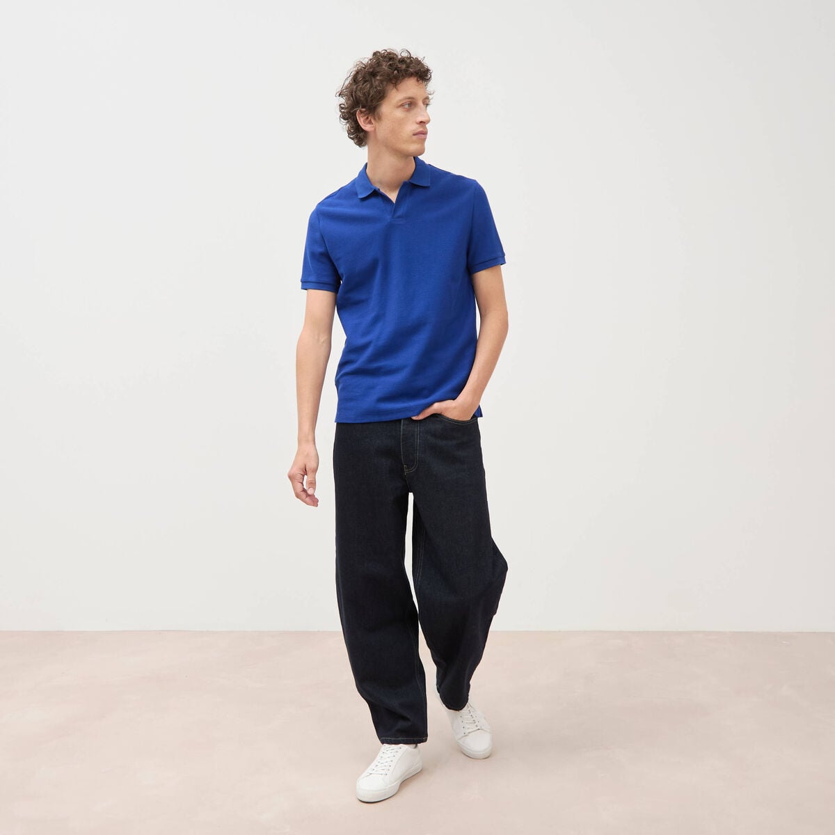 Polo cintr&eacute; manches courtes en coton bleu electrique homme