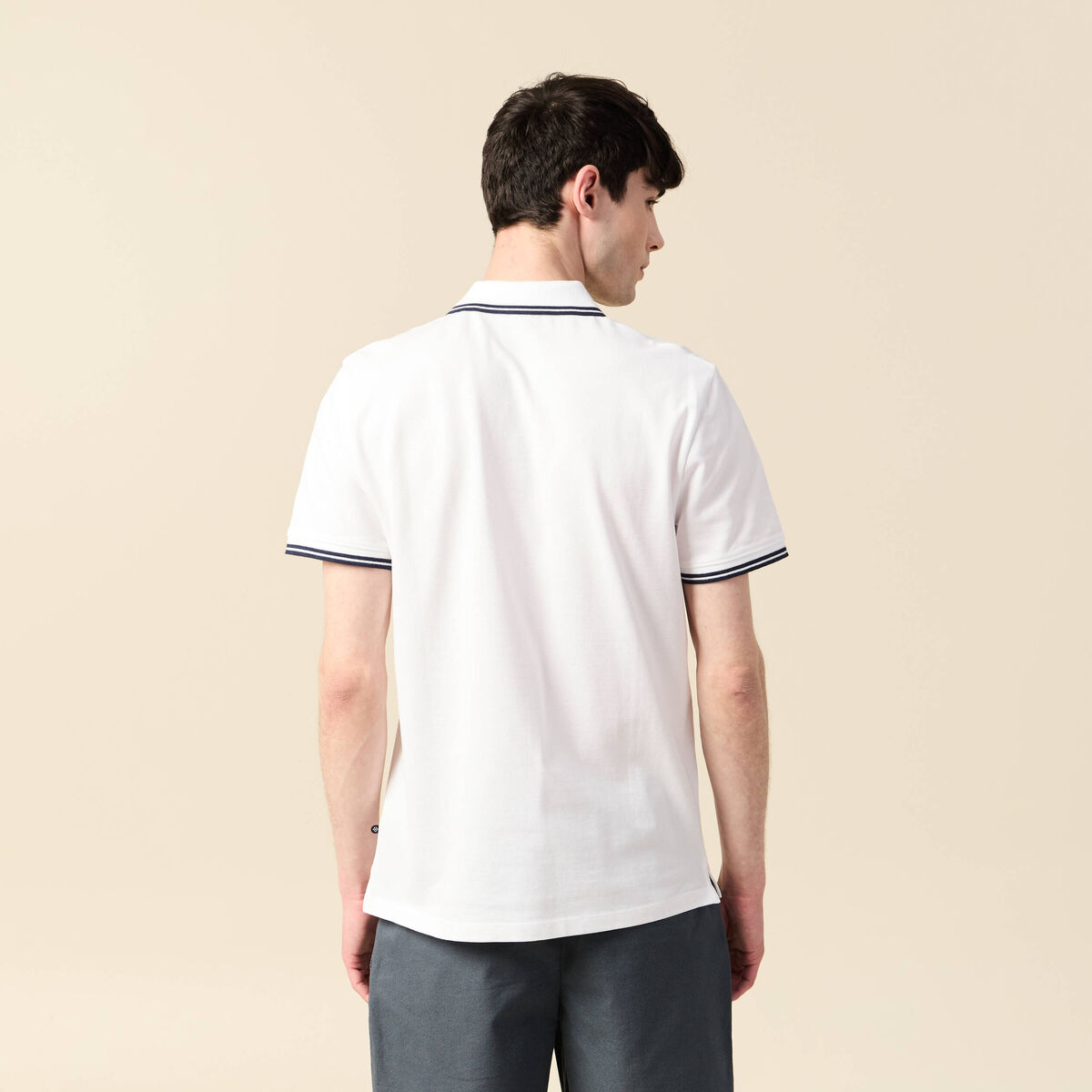 Polo cintr&eacute; en coton manches courtes blanc homme