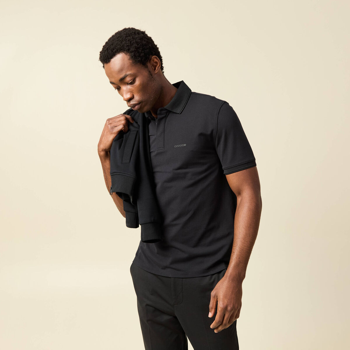 Polo cintr&eacute; manches courtes col polo noir homme