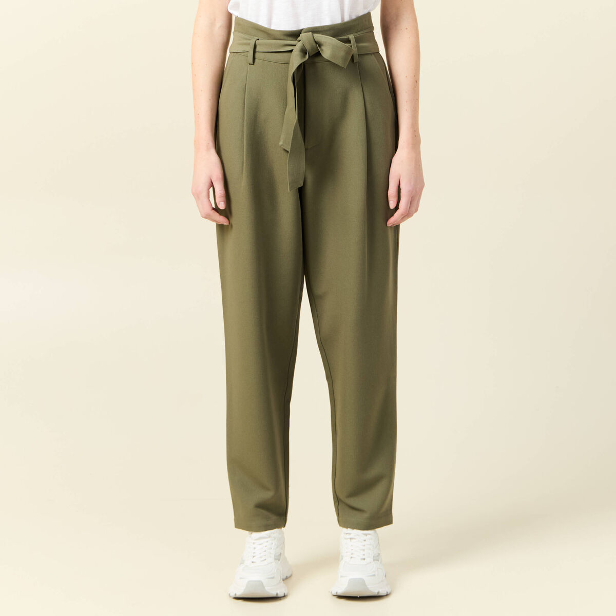 Pantalon carotte ceinturé vert kaki femme