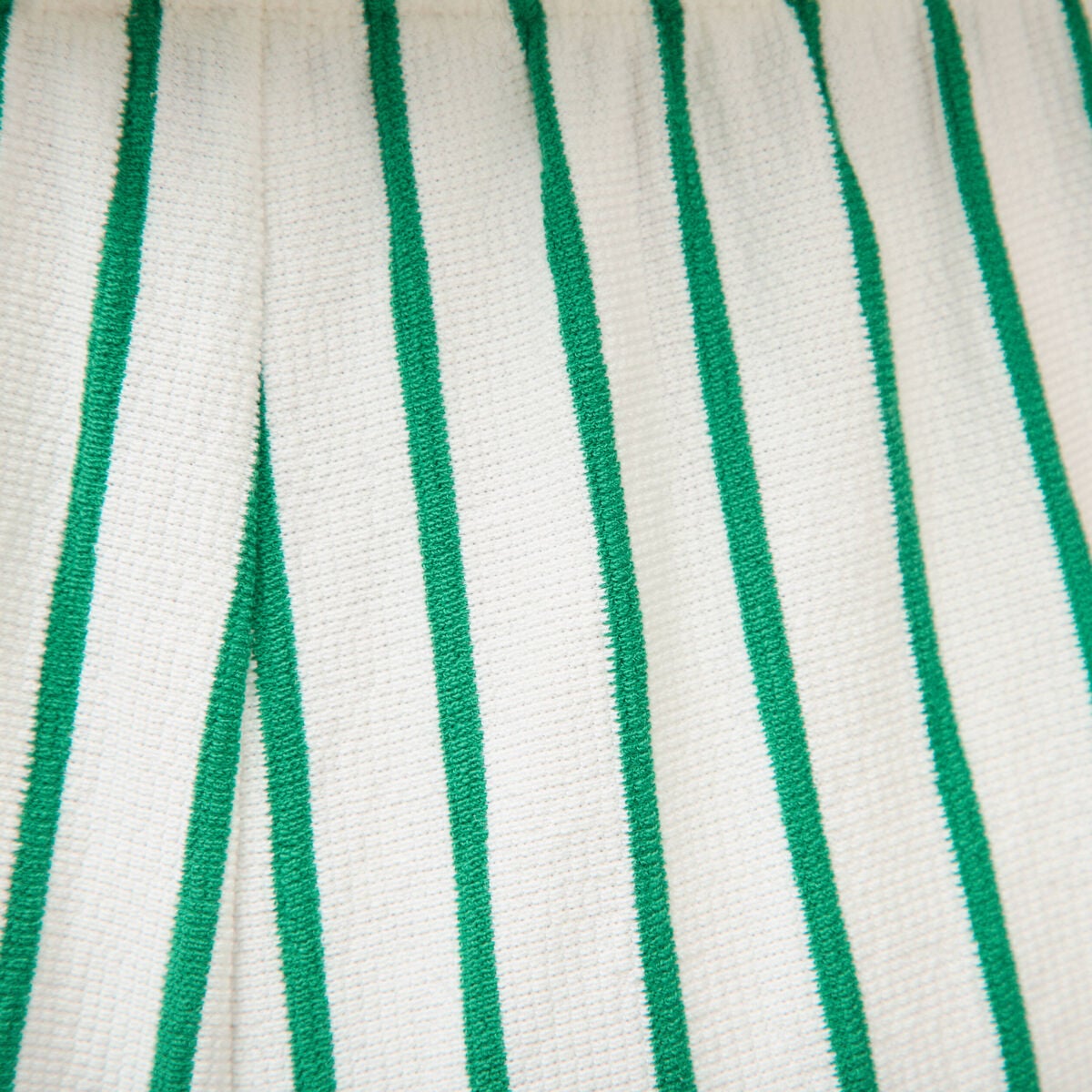 Short taille haute en maille ray&eacute;e vert femme