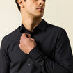 Chemise cintr&eacute;e en coton manches longues noir homme