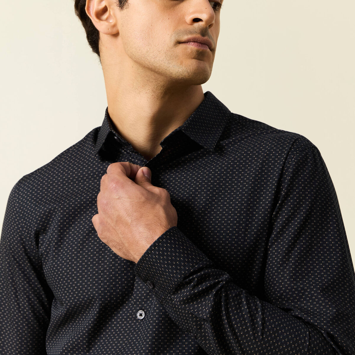 Chemise cintr&eacute;e en coton manches longues noir homme