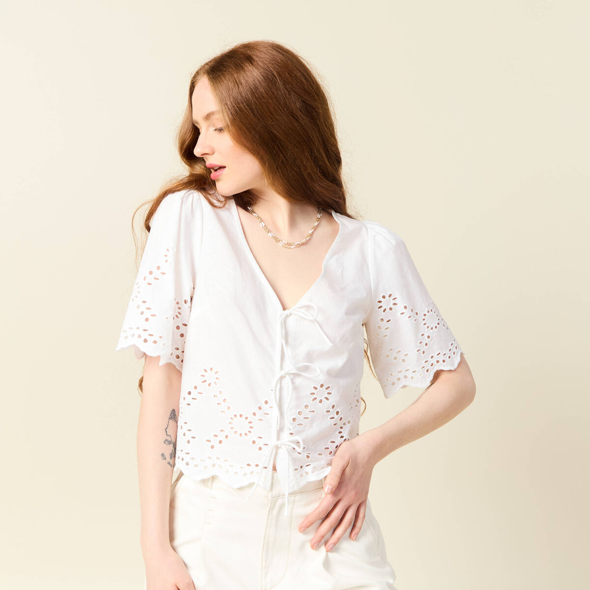 Blouse manches courtes brodée ecru femme