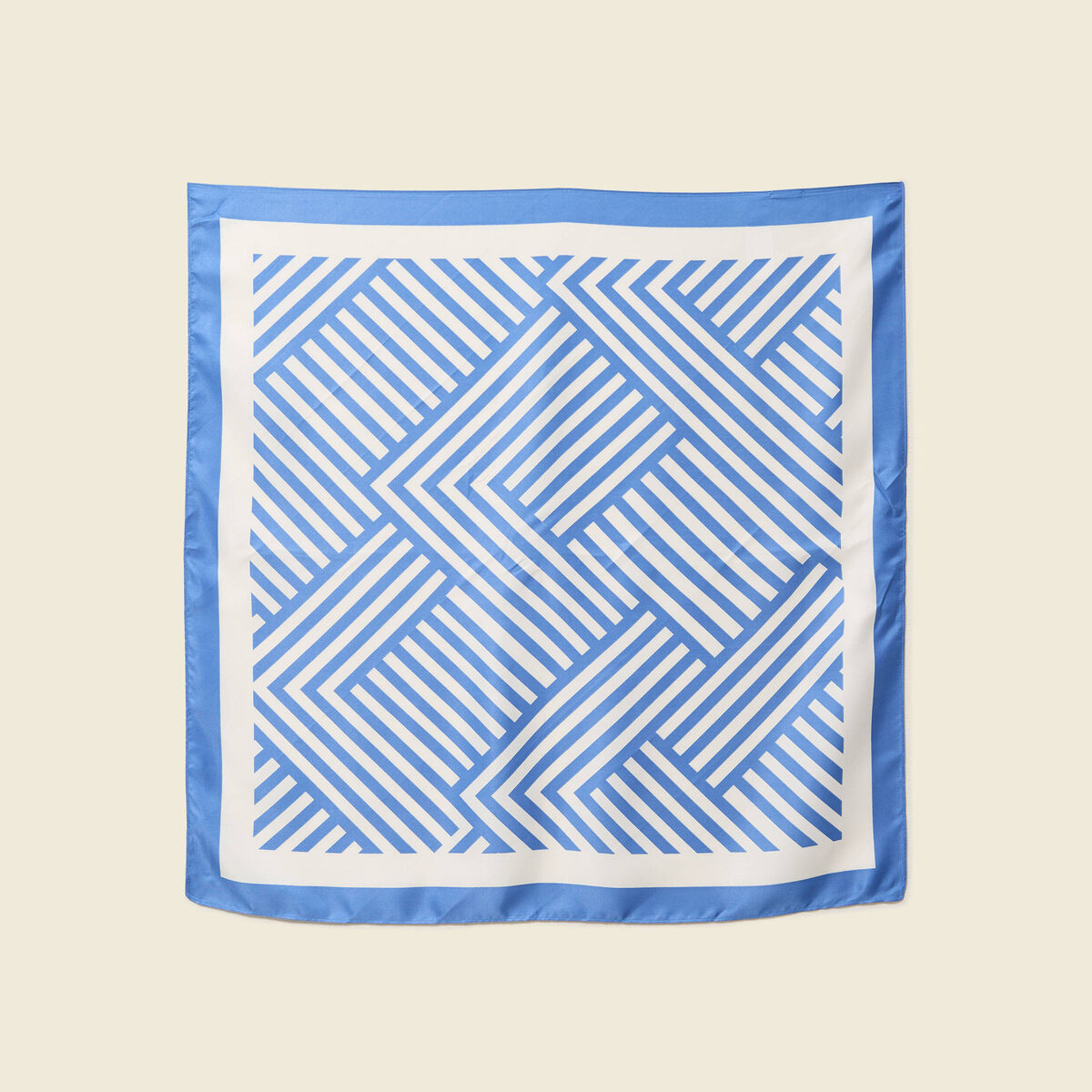 Foulard satin&eacute; bleu ciel femme