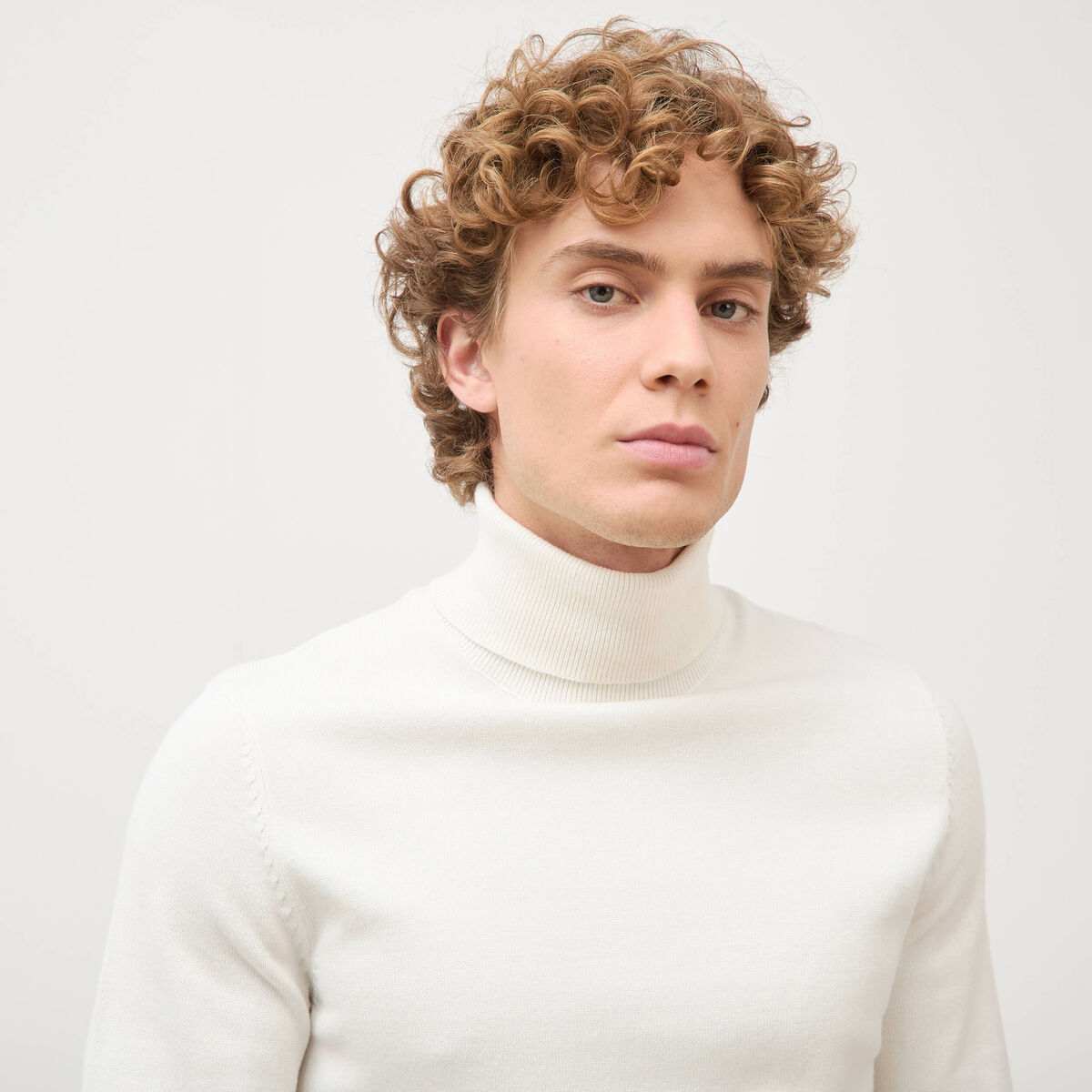 Pull fin col montant manches longues ecru homme